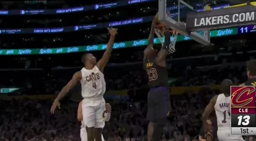 九游体育怎么注册-东契奇反击加速推进，小手一抖助攻詹姆斯双手灌框